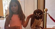 Maria Flor fazendo carinho em uma coruja - Reprodução/Instagram@dedesecco