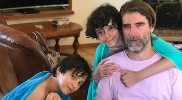 Petrit Spahira e os filhos, Thomas e Nicolas, em foto postada por Maria Fernanda Cândido - Reprodução/Instagram