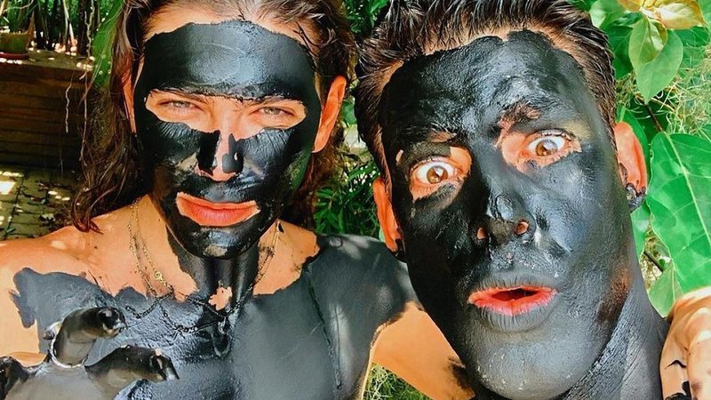 Mariana Goldfarb e Cauã Reymond posam para foto com máscara de carvão - Foto: Reprodução / Instagram