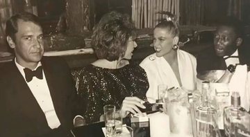 Zeca Cochrane, Marília Gabriela, Xuxa e Pelé em jantar nos anos 80 - Foto: Reprodução / Instagram