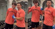 Astro apareceu usando a mesma camiseta ao lado do genro - Reprodução / Instagram @markwahlberg