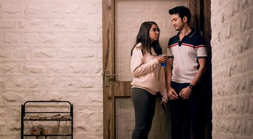 Dimple (Prajakta Koli) e Rishi (Rohit Saraf) em cena de Match Imperfeito - Foto: Reprodução / Netflix