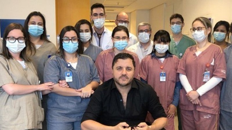 Maurício Manieri posa com a equipe médica que o atendeu após infarto - Reprodução/Instagram