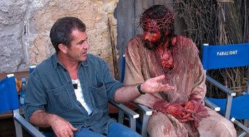 Mel Gibson dirige Jim Caviezel em "A Paixão de Cristo" - Reprodução
