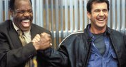 Danny Glover e Mel Gibson em cena da franquia - Foto: Reprodução / Warner Bros.