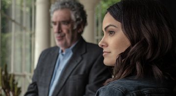 Camila Mendes e Elliot Gould em cena de Mentiras Perigosas, da Netflix - Reprodução/Netflix