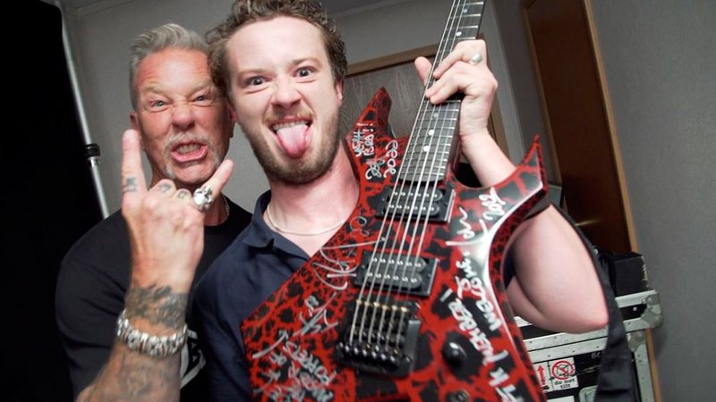 Joseph Quinn ganhou guitarra autografada do Metallica - Foto: Reprodução/ Instagram@metallica