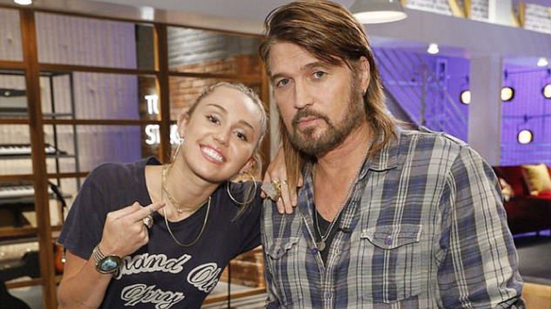 A relação entre Miley Cyrus e o pai, Billy Ray Cyrus, pode estar estremecida - Foto: Reprodução / NBC