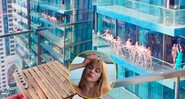 Irina Sotulenko (no detalhe) estava entre as modelos que posaram nuas em varanda de prédio em Dubai - Foto: Reprodução/ Twitter