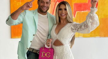 Camila aparece segurando uma bolsa clutch pink da grife Dolce & Gabbana avaliada em US$ 1.545 dólares - Reprodução/Instagram