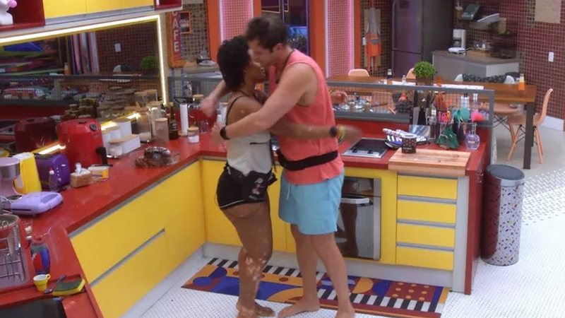 Natália abraça Gustavo na cozinha da casa do Big Brother Brasil - Foto: Reprodução / Globo