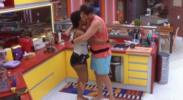 Natália abraça Gustavo na cozinha da casa do Big Brother Brasil - Foto: Reprodução / Globo