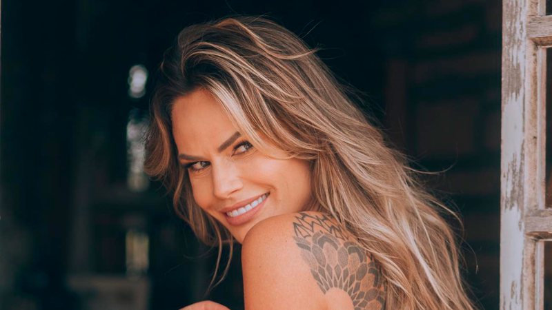 Cenapop Ex Bbb Nat Lia Casassola Exibe Tatuagens Em Foto In Dita Nua