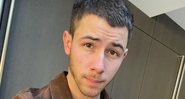 Nick publico uma foto nas redes sociais em que aparece com diversos fios grisalhos - Reprodução/Instagram