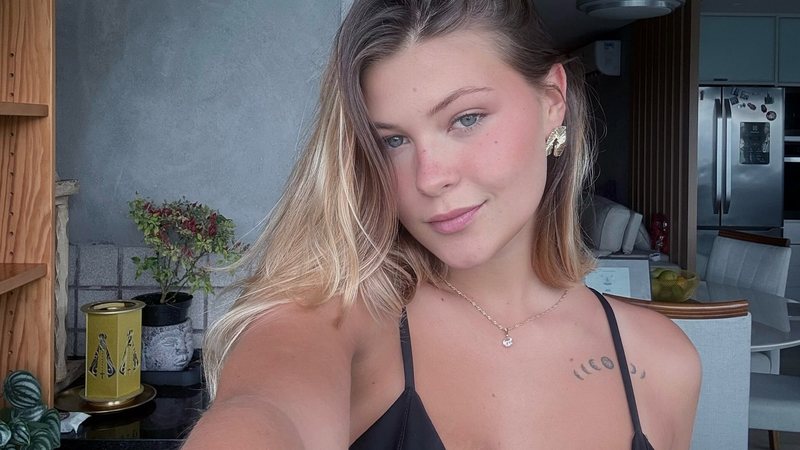 Nikki Meneghel recebeu elogios ao postar fotos de biquíni