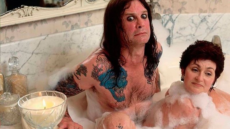 Ozzy e Sharon Osbourne posaram em banheira de espuma - Foto: Reprodução/ Instagram