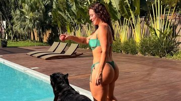Paolla Oliveira aproveitou breve folga no final de semana à beira da piscina