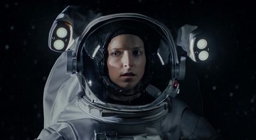 Anna Kendrick faz caminhada espacial no filme Passageiro Acidental, da Netflix - Foto: Reprodução / Netflix