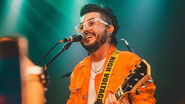 Pe Lanza é cantor, compositor e ex-vocalista da banda Restart - Foto: Dan Souza