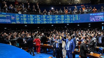 PEC aprovada pelo Senado prevê jornada de 40 horas e dois dias de descanso, sem redução salarial - Foto: Carlos Moura/Agência Senado