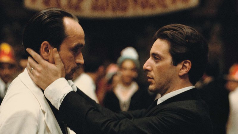 Fredo (John Cazale) e Michael Corleone (Al Pacino) em cena de "O Poderoso Chefão: Parte II" - Foto: Reprodução / Paramount Pictures