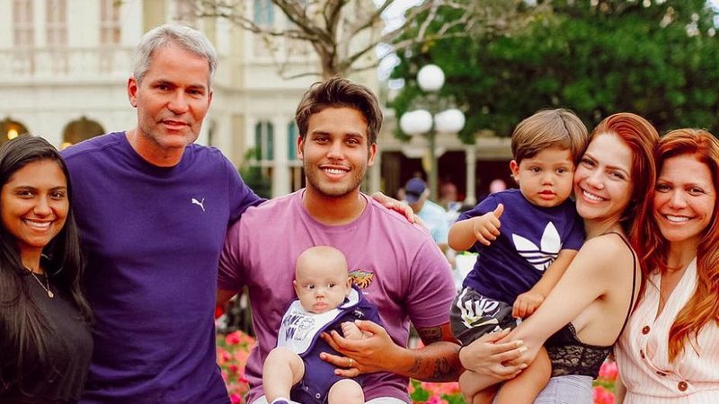 Marcio Poncio ao lado da família, que ficou famosa nas redes sociais - Foto: Reprodução / Instagram