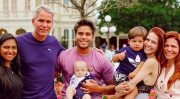 Marcio Poncio ao lado da família, que ficou famosa nas redes sociais - Foto: Reprodução / Instagram