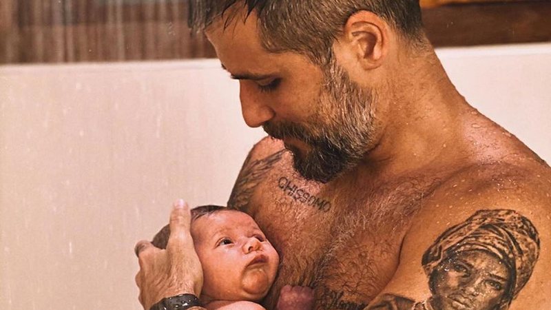 Bruno Gagliasso mostra primeiro banho de chuveiro de seu filho caçula, Zyan - Reprodução/Instagram