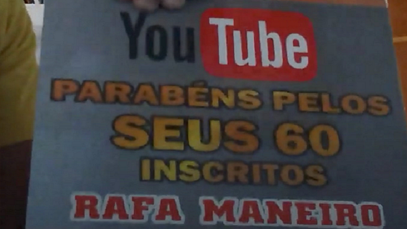 Placa feita pelo pai de Rafa em gráfica no Rio de Janeiro; história viralizou no fim de semana - Reprodução/YouTube