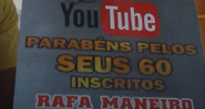Placa feita pelo pai de Rafa em gráfica no Rio de Janeiro; história viralizou no fim de semana - Reprodução/YouTube