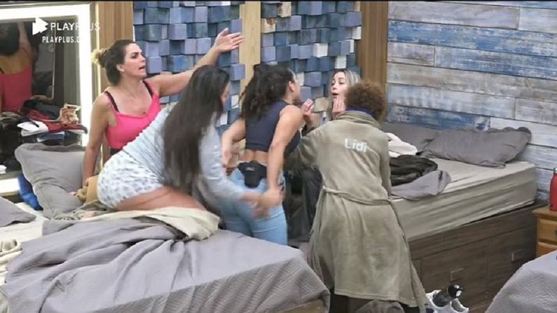 Raissa Barbosa e Carol Narizinho se enfrentam após discussão - Reprodução/PlayPlus