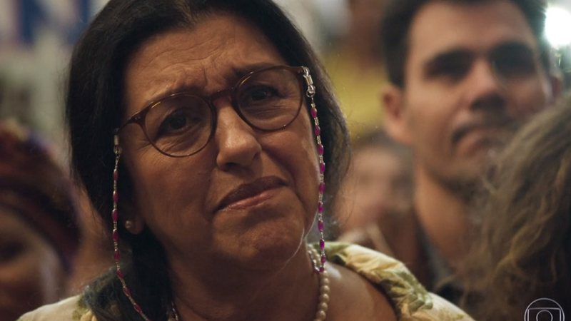 Regina Casé em cena de Amor de Mãe, novela da Globo - Foto: Reprodução / TV Globo