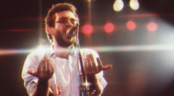 Renato Russo em show, nos anos 80: relatório indica músicas inéditas do artista, morto em 1996 - Reprodução