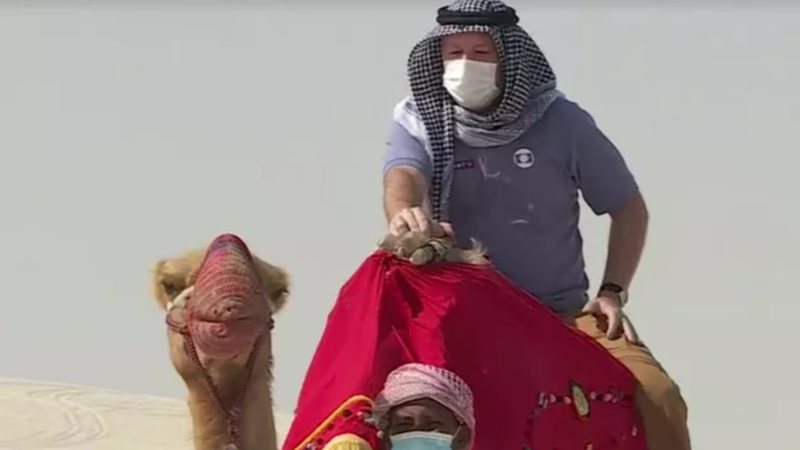Repórter relatou um imprevisto durante um passeio de camelo durante a reportagem - Reprodução/TV Globo