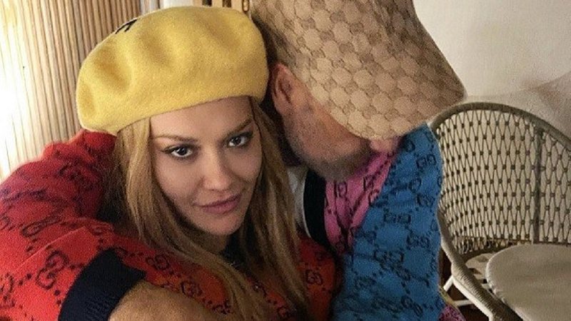 Rita Ora aparece em foto ao lado do diretor Taika Waititi - Foto: Reprodução / Instagram