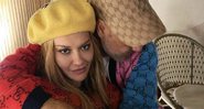 Rita Ora aparece em foto ao lado do diretor Taika Waititi - Foto: Reprodução / Instagram