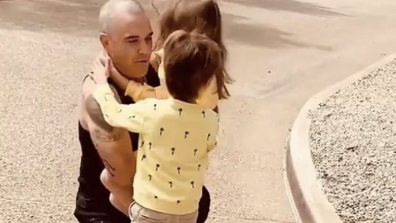 Robbie Williams com os filhos - Reprodução/Instagram