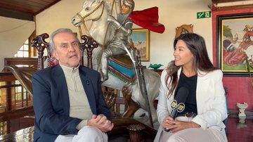 Robério de Ogum mostra medalha sagrada durante entrevista - Foto: Divulgação