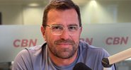 Apresentador se divertiu ao contar história durante entrevista - Foto: Reprodução / Instagram @rodrigobocardi
