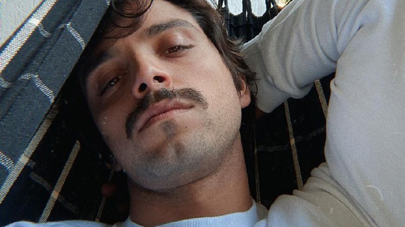 Rodrigo entrou na segunda temporada de "Salve-se Quem Puder", que precisou ser paralisada - Foto: Reprodução / Instagram @simasrodrigo