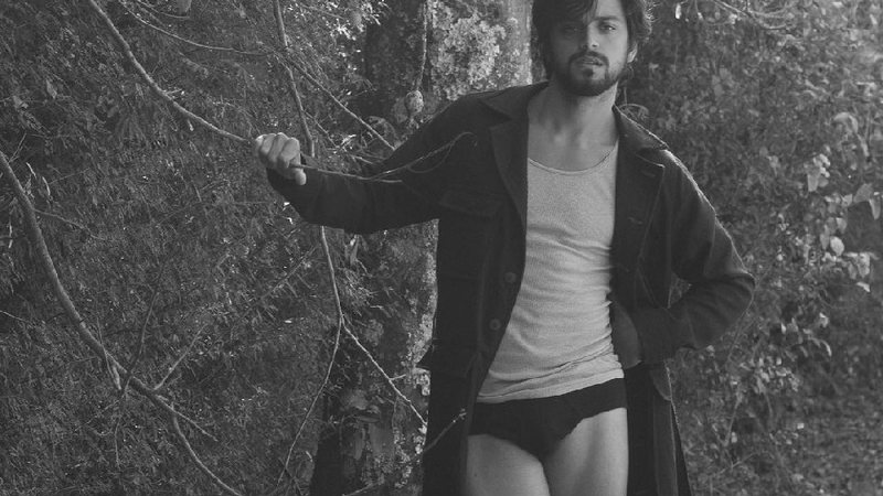 Ator posou usando camiseta, cueca e casaco no meio da floresta - Reprodução/Instagram/@simasrodrigo