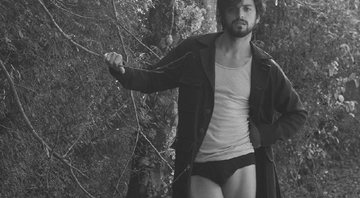 Ator posou usando camiseta, cueca e casaco no meio da floresta - Reprodução/Instagram/@simasrodrigo