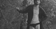 Ator posou usando camiseta, cueca e casaco no meio da floresta - Reprodução/Instagram/@simasrodrigo