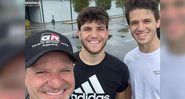Alguns fãs ainda repararam que as árvores atrás de Fernando fizeram uma referência às orelhas do Mickey - Reprodução/Instagram/@rubarrichello