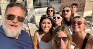 Russell Crowe e sua família durante uma visita no Coliseu, em Roma - Foto: Reprodução / Twitter