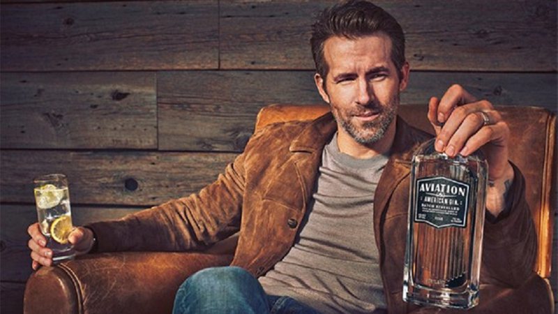 Ryan Reynolds é garoto propaganda de sua marca de gin - Reprodução