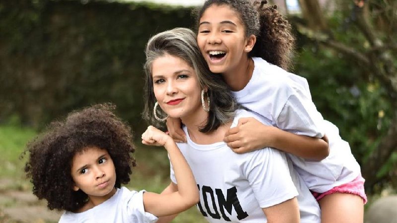 Samara Felippo e suas duas filhas: atriz abriu queixa contra racistas - Foto: Reprodução / Instagram