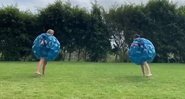 Sarah Michelle Gellar e a amiga, Shannen Doherty, brincam de luta em bolha inflável - Reprodução/Instagram