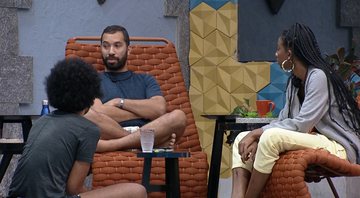 Gilberto, João Luiz e Camilla de Lucas conversam na área externa - Foto: Reprodução / Globoplay