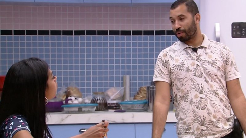 Gilberto e Pocah conversam na cozinha da Xepa - Foto: Reprodução / Globoplay